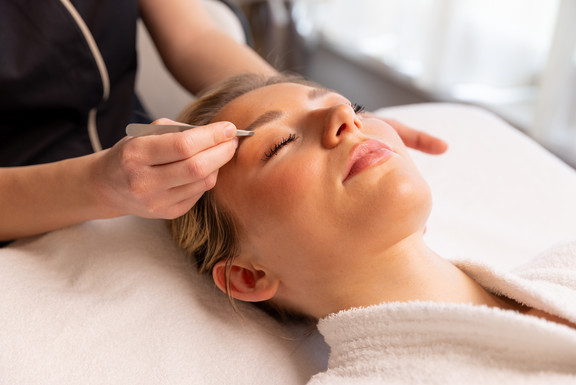 Augenbrauen & Wimpernstyling Augenbrauen & Wimpernstyling