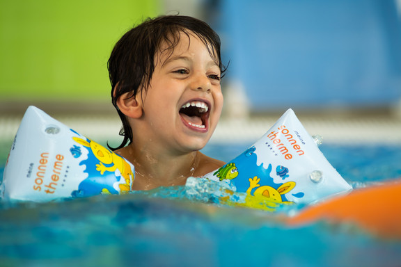 Kinder_im_Wasser-Relaxbecken__84__-ausgewaehlt.jpg 