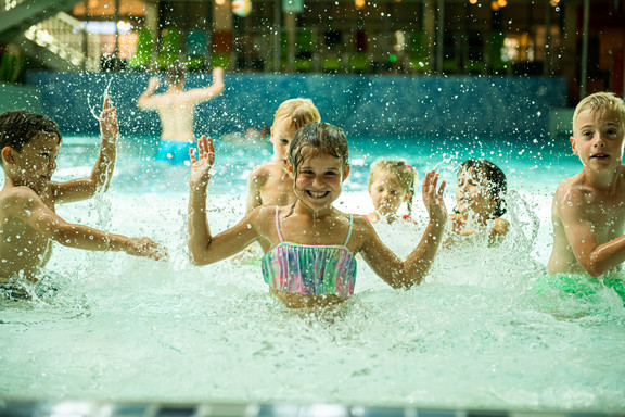 Kinder_im_Wasser-Wellenbecken_Ausgewaehlt.jpg 